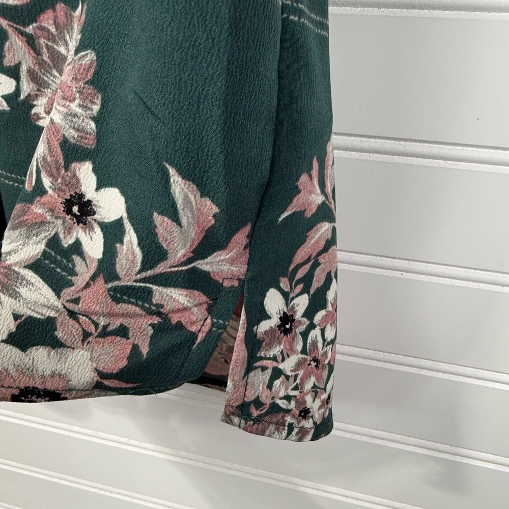 Maurices women’s Green & Pink Floral v-neck flutter sleeve blouse. Size 1X. - Picture 6 of 6